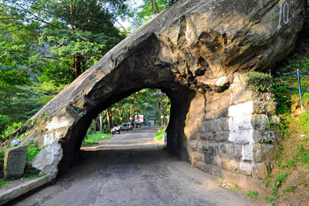 Kadugannawa Pass between Colombo and Kandy