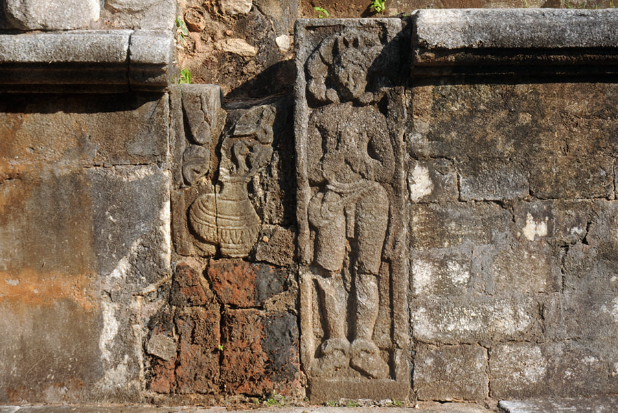 Nagaraja als menschlich geformte Wächterstatue am Vahalkada  in Mihintale