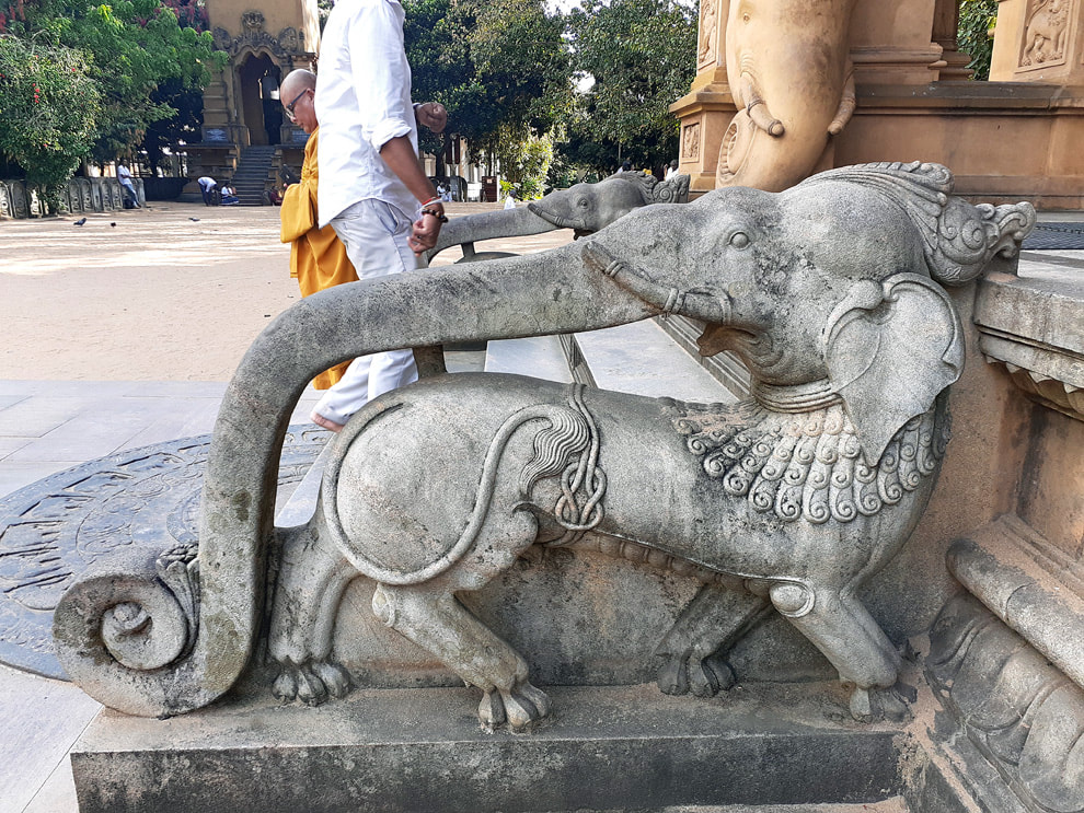Gajasimha sculptures in Kelaniya