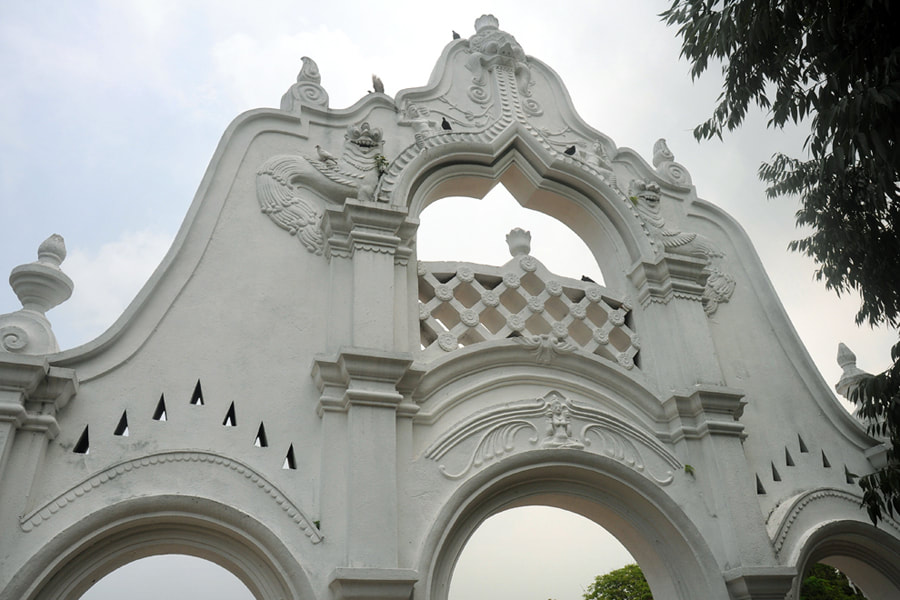 eastern gate of the Kelaniya temple compound