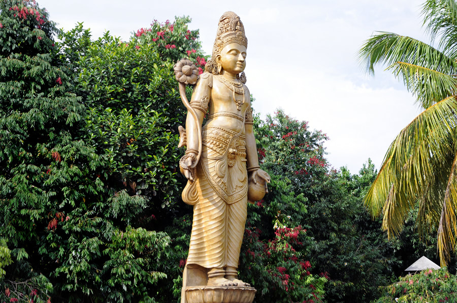 Viharamahadevi statue in Kelaniya