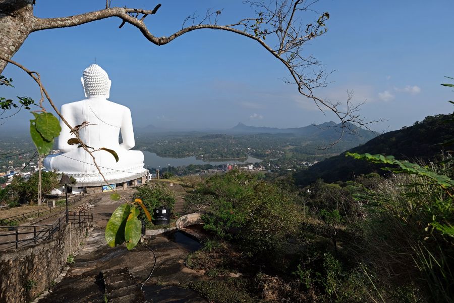 Kurunegala viewpoint at the large Ethagala Samadhi Buddha statue