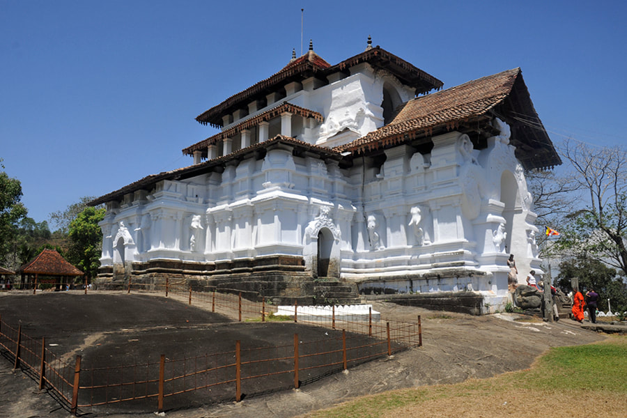 Lankatilaka temple west of Kandy