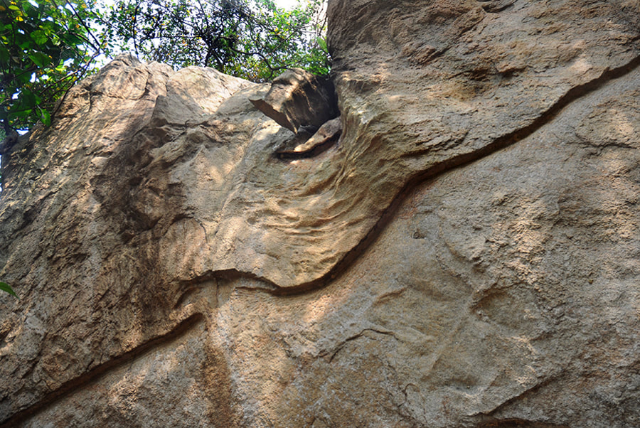 Wackelstein an einem Felsen von Pilikuttuwa 