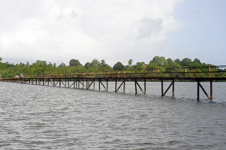 Bridge to Ma Doowa Island in Madu Ganga