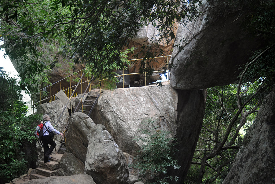 Felsen mit der Höhle Mahindas in Mihintale