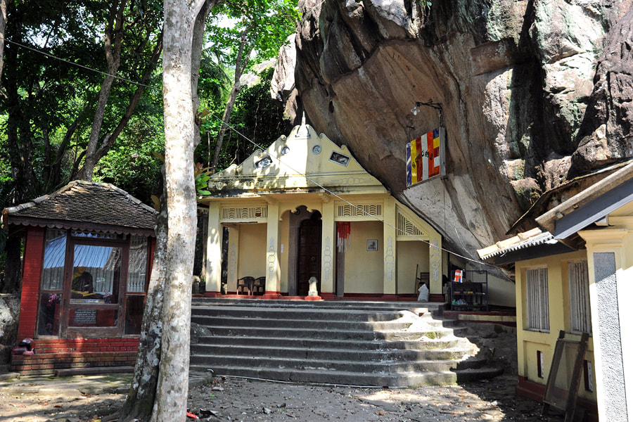 Maligatenna Buddhist temple near Negombo and Colombo