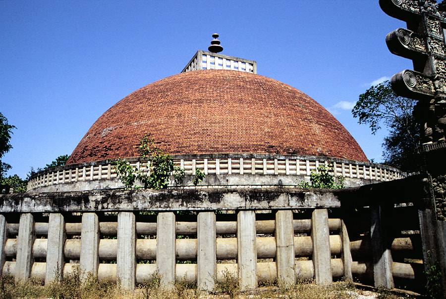 Anubuddhu Mihindu Mahaseya in Mihintale, copy of Sanchi stupa