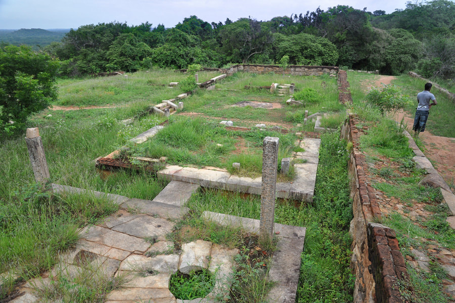 Ruinen des nördlichen Kloster-Komplex von Thiriyai im Distrikt Trincomalee