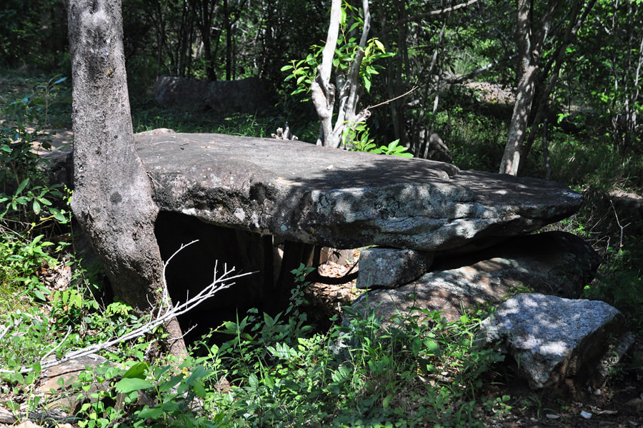 monolithic stone bridge in Namal Pokuna 