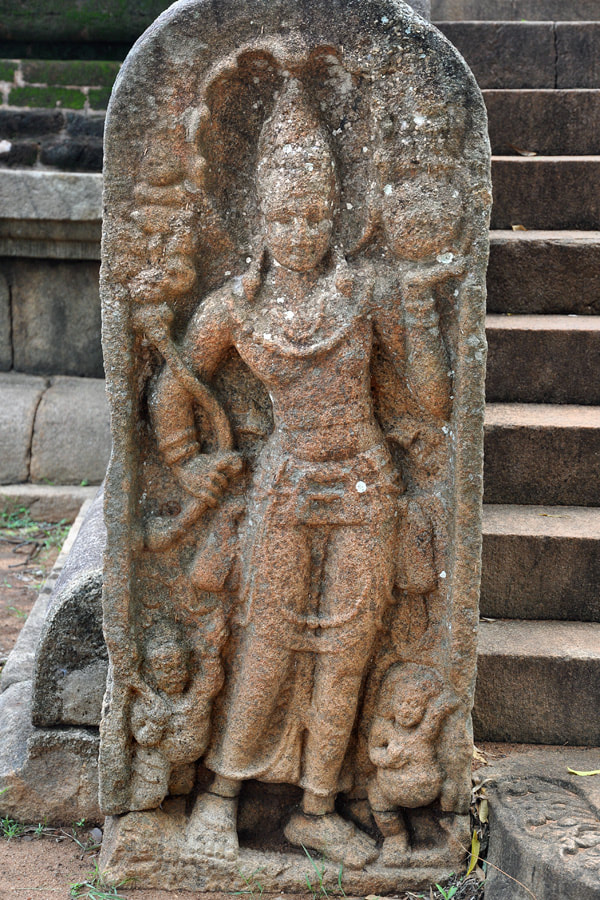 Nagaraja als Murugal am südlichen Aufgang des Thiriyai Vatadage in Sri Lanka