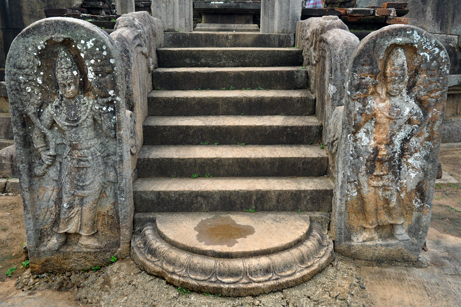 Nagarajas and moonstone at the Thiriyai Vatadage in eastern Sri Lanka