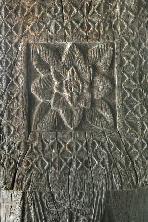 Panavitiya Ambalama woodcarving of a flower