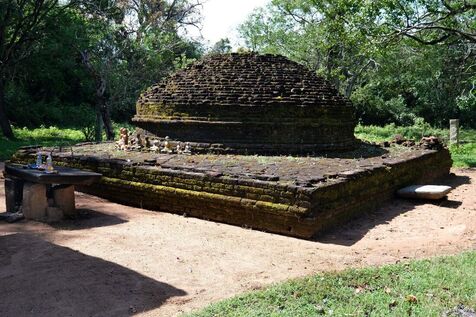 stupa of Kalpe Puravidya Sthana between Katahasdigiliya and Horowupotana