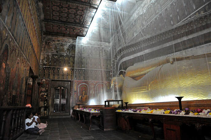 Liegender Buddha im Schrein des Kelaniya Tempels bei Colombo