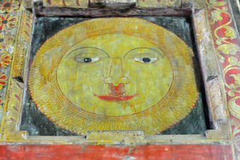 painting of the sun at the door of the shrine door in Gadaladeniya