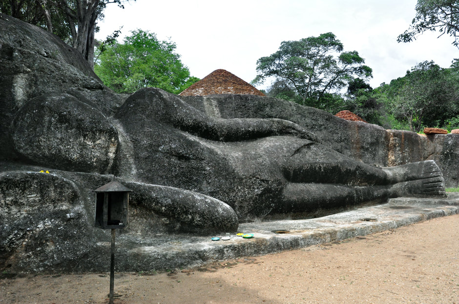 Reclining Buddha at Buduruwayaya temple near Bakamuna