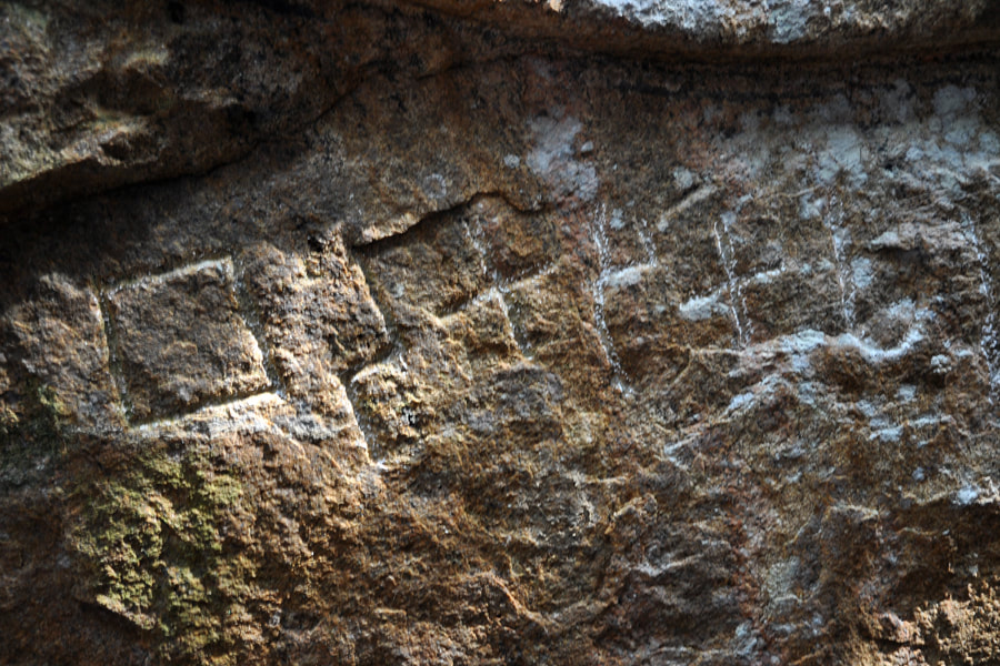 Inschriften in frühen Brahmi-Buchstaben an der Rückseite des Rajagirilena-Schreins in Mihintale