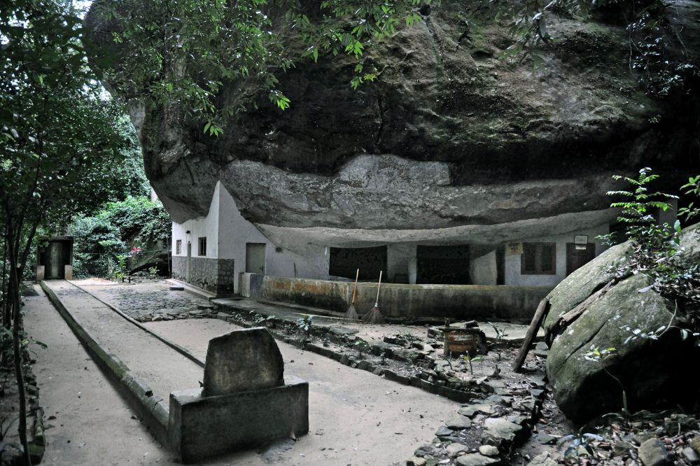 path of the transience of everything earthly in the Sinhalese forest monastery Salgala