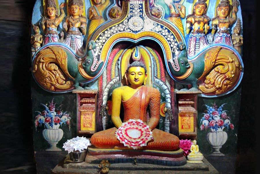 Sitzender Buddha in Pilikuttuwas Vihara Lena