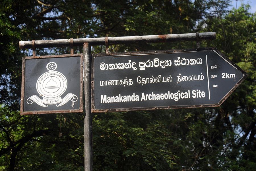 Hinweisschild nach Manakanda an der Straße von Maradankadawala in Richtung Ipalogama