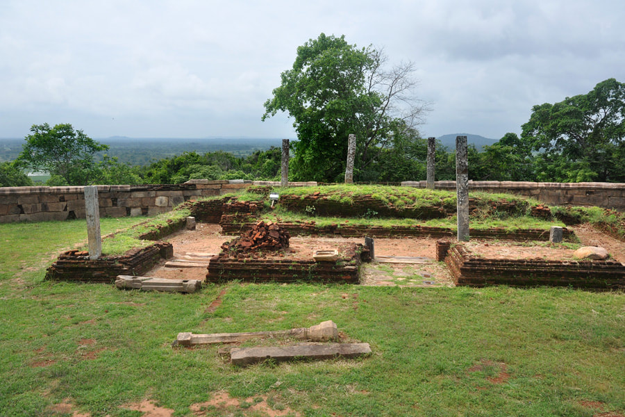 Fundamente eines liegenden Buddha in Thiriyai in Sri Lanka