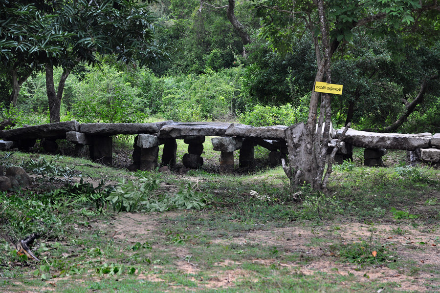 Gal Palama Steinbrücke aus der Anuradhapura-Zeit in Thiriyai 