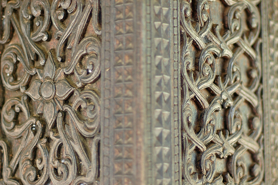 two floral ornaments at a pillar of the Embekke Digge