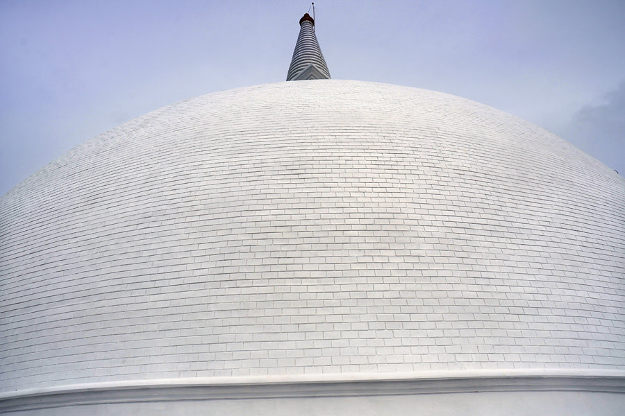 weiße Kuppel der Mahaseya Dagoba in Mihintale